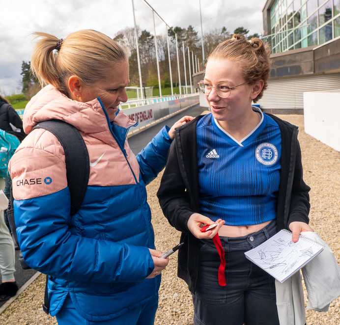 Emilka chats with England manager Sarina Wiegman